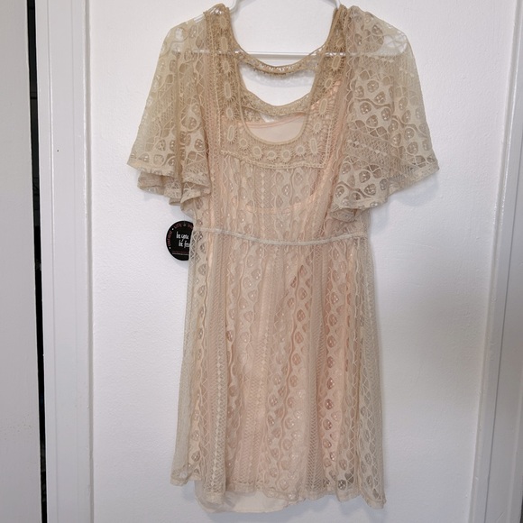 BeBop pale pink lace mini dress with flutter sleeves - Picture 5 of 8